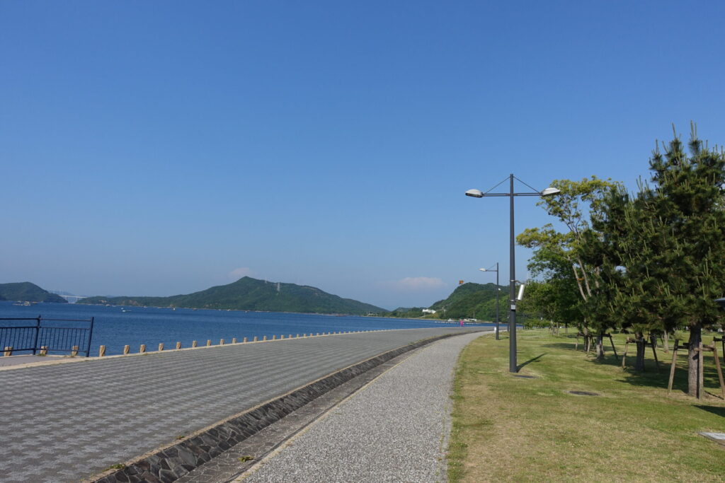 鳴門ウチノ海の海沿いの道