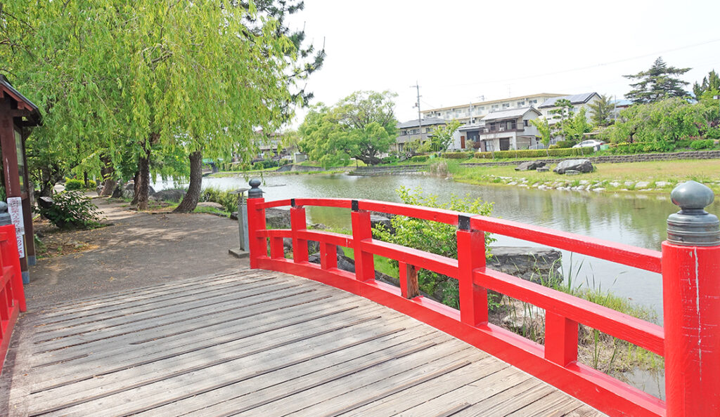 鴨島公園の赤い橋