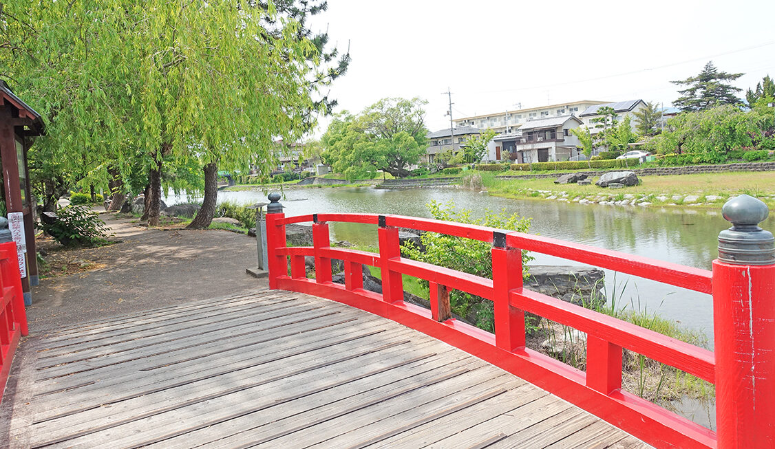 鴨島公園の赤い橋