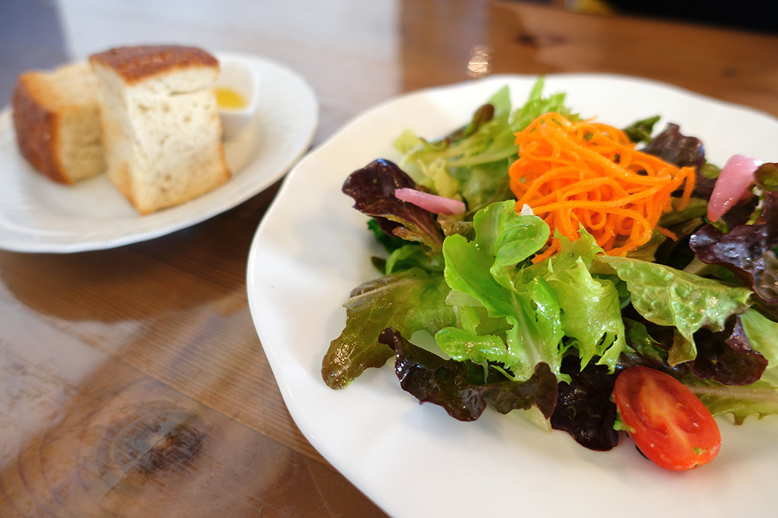 Cafe Rosemary’sのサラダと自家製パン