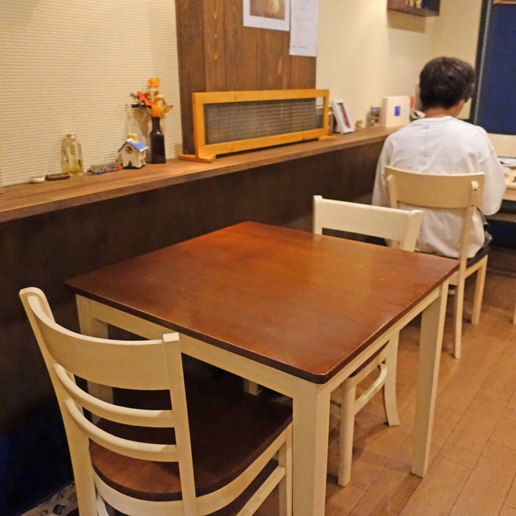 名もなき料理店のテーブル席